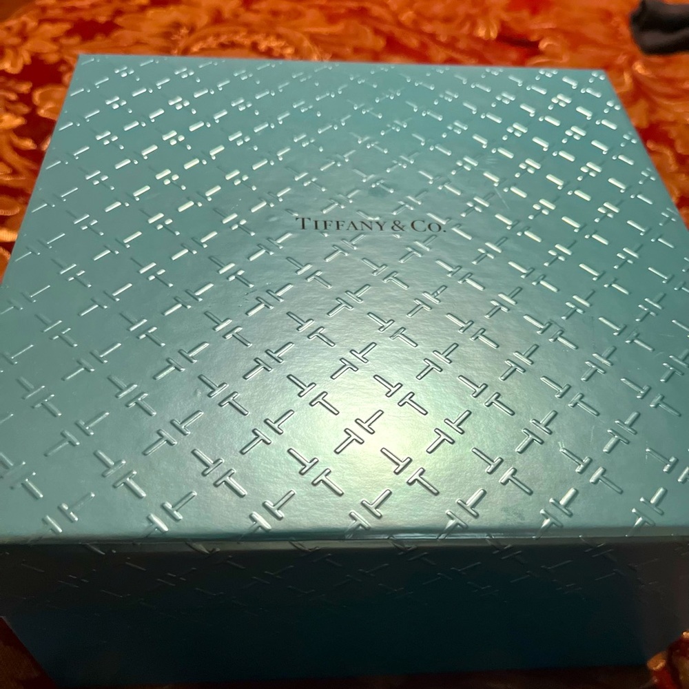 Tiffany&Co. empty medium box with flower and 🎀 included
